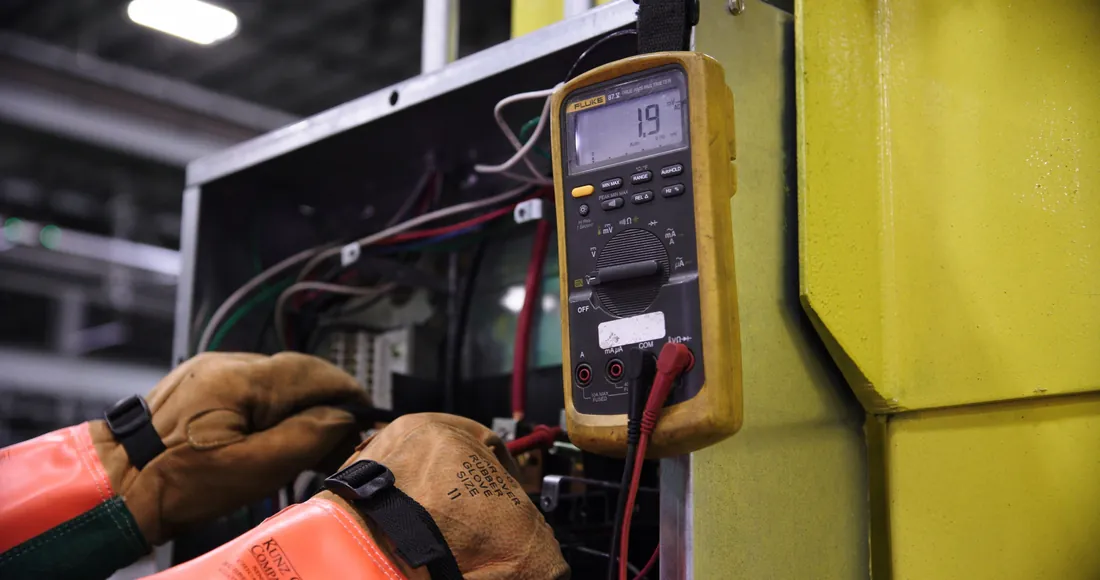 Medición eléctrica con multímetro en entorno industrial