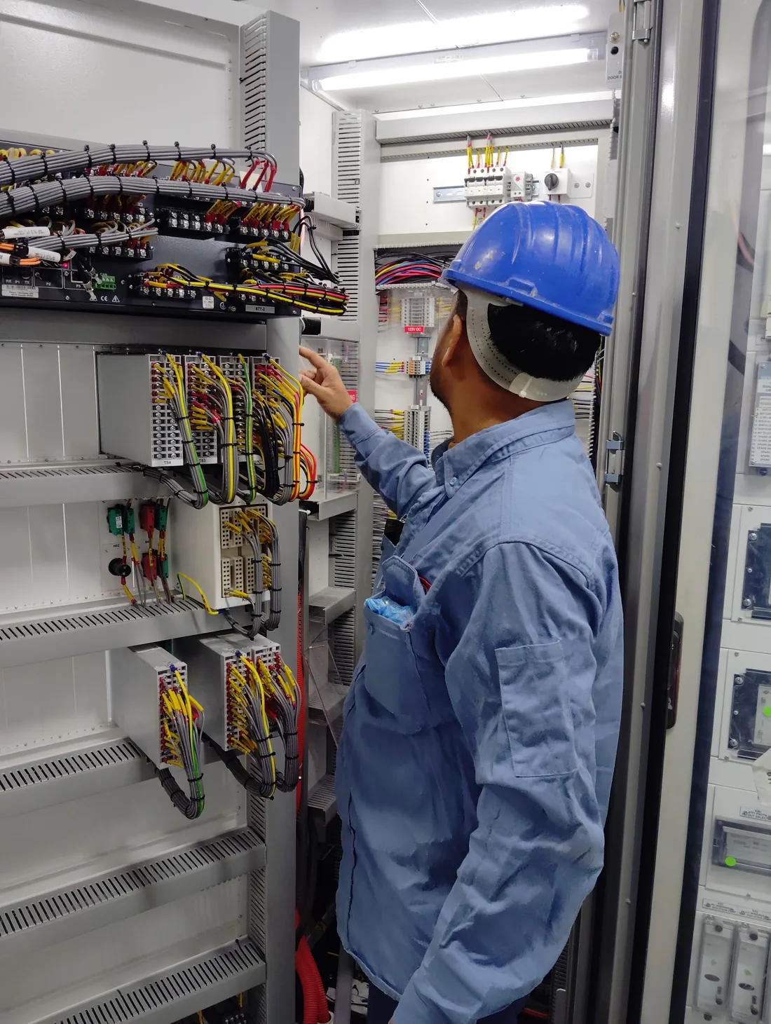 Técnico trabajando en un armario eléctrico industrial